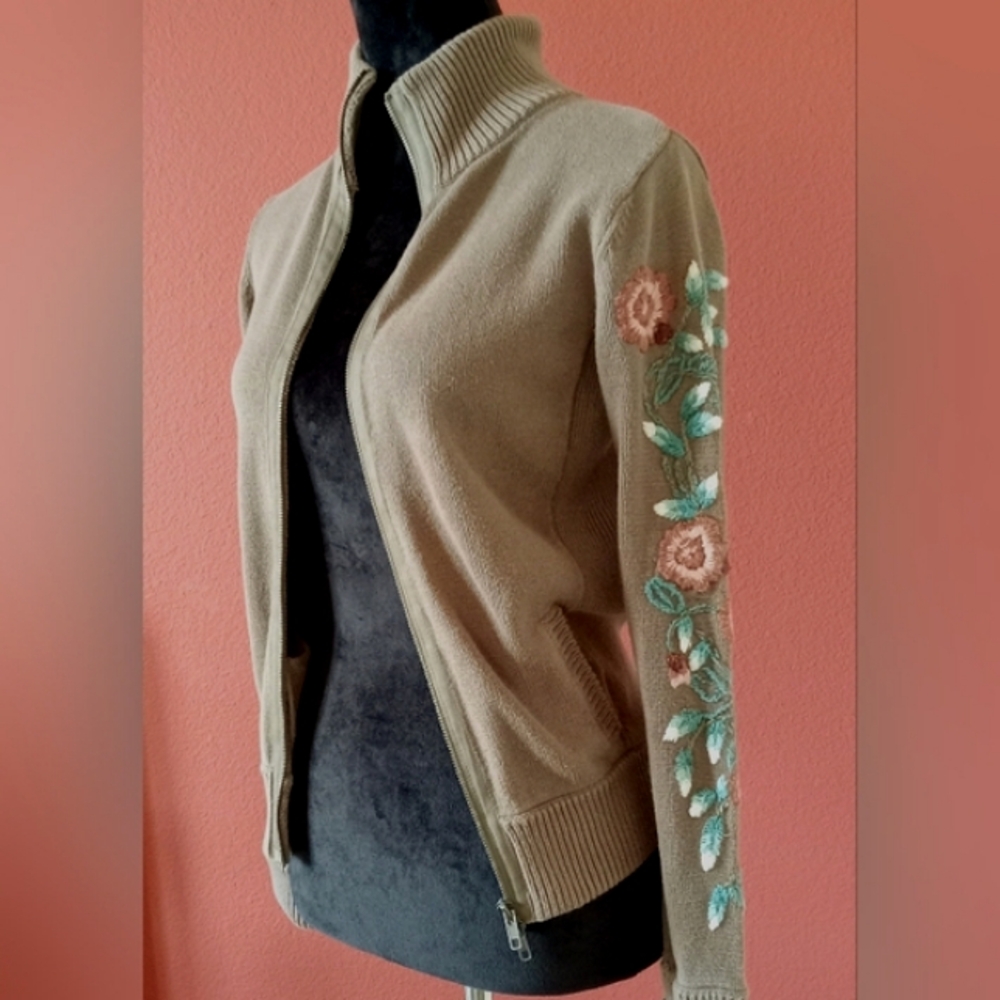 Activewear - Sweater with Beautiful Floral Embroidery
